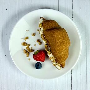 Proteinový croissant s pistáciovou náplní (1 porce)