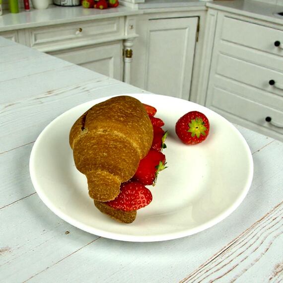 Proteínový croissant s jahodovou náplňou 