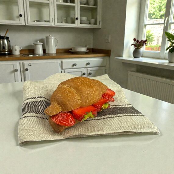 Proteinový croissant s jahodovou náplní (1 porce)